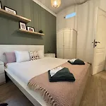 V17 Duplex At Westend Mall *