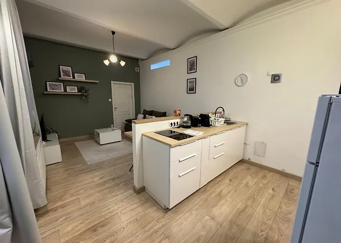 V17 Duplex At Westend Mall アパート *